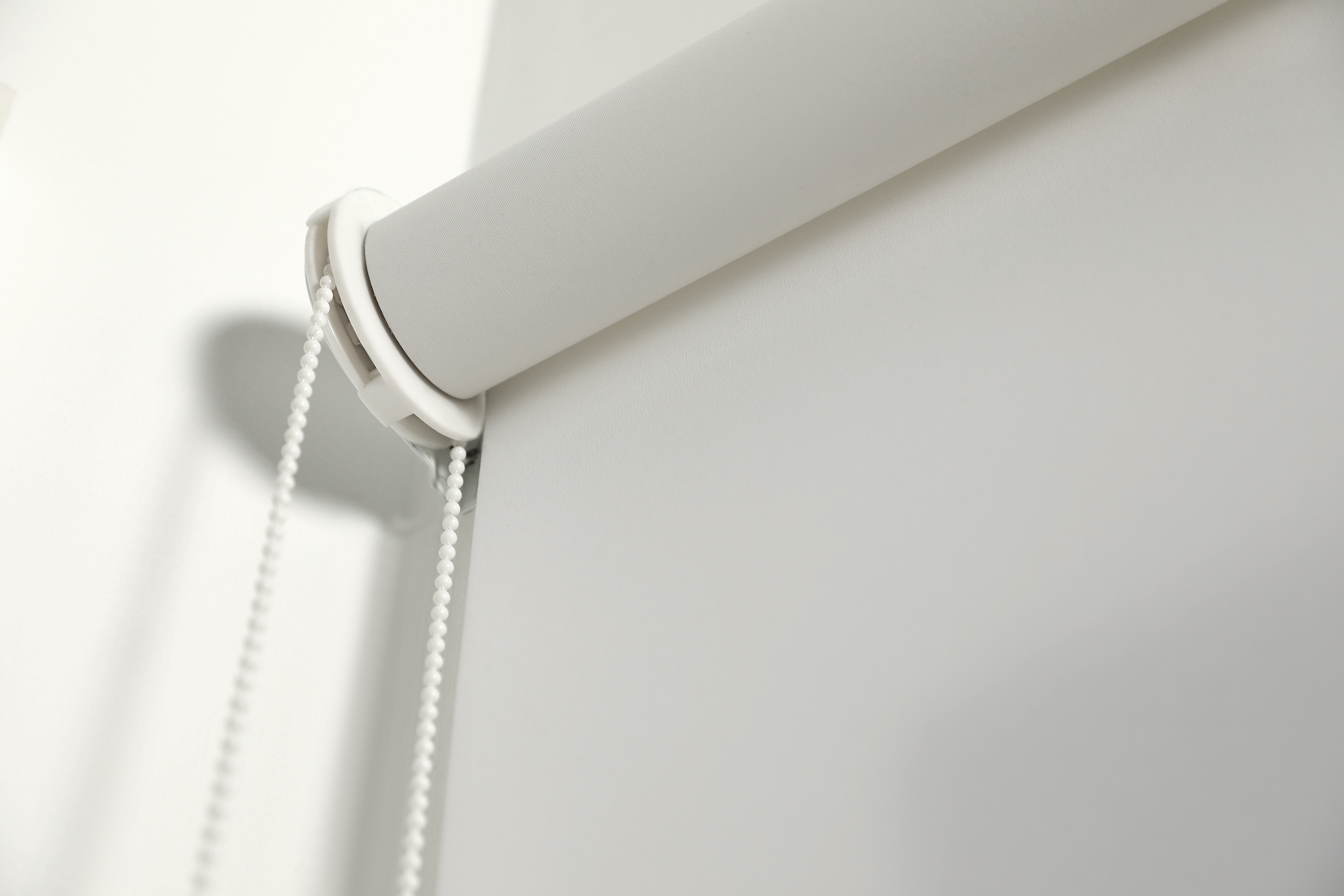 white-roller-blind-in-room-sml.jpg