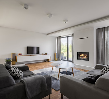 Weißes und graues Wohnzimmer