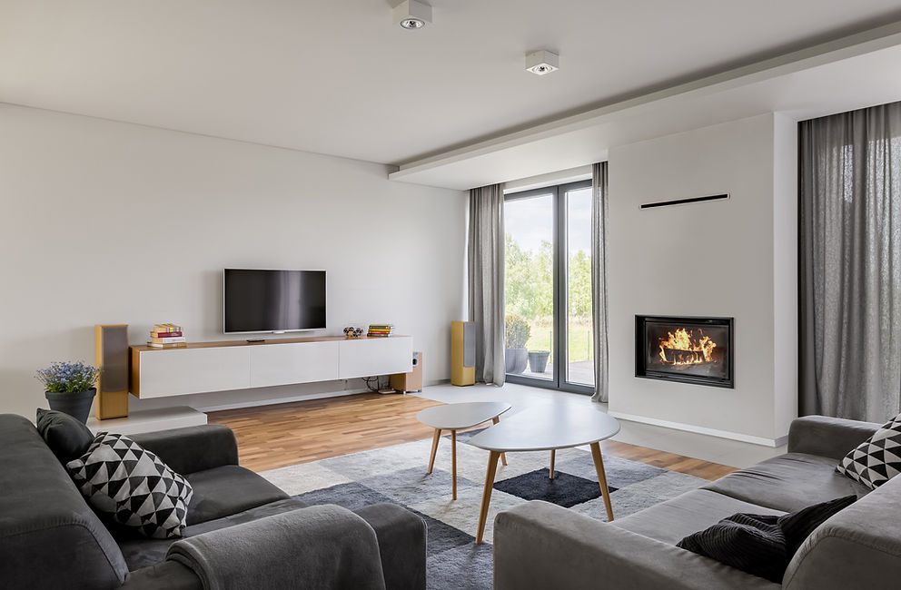 Weißes und graues Wohnzimmer