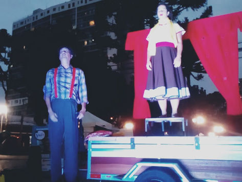 Peça de rua usa o humor para abordar a luta contra o suicídio