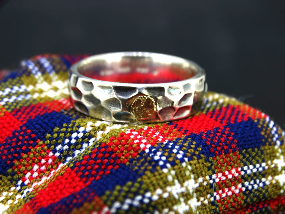Miniaturbild: Medium Gold Nugget Sterling Silver Hammered Wedding Ring
