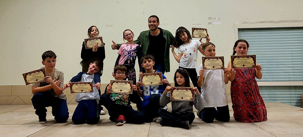 Retour sur notre stage d'Initiation à l'impro pour les 8-12 ans : L'improvisation théâtrale, un atout pour le développement de l'enfant.