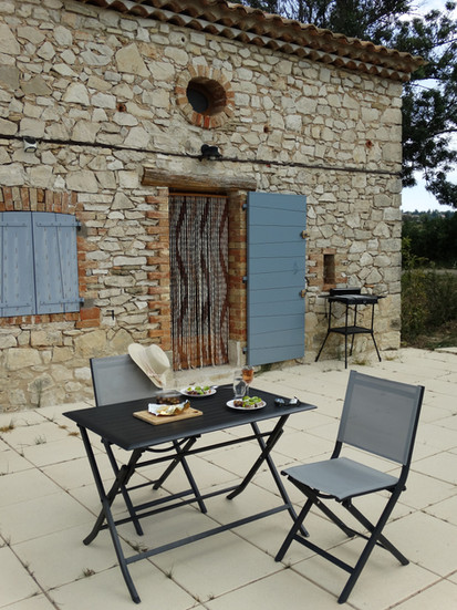 Oliven, Ananastomate und Käse aus der Provence