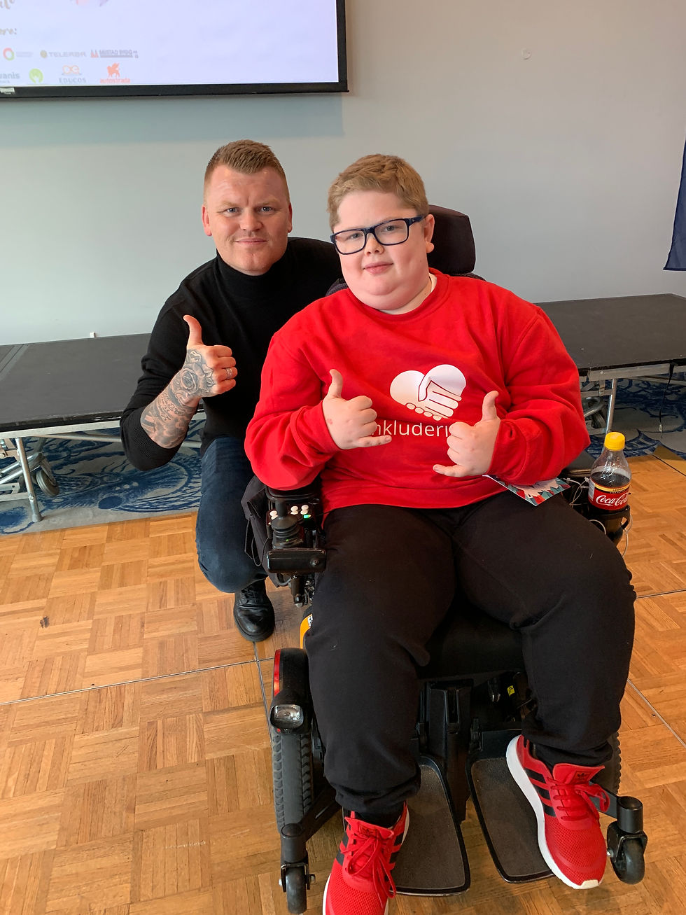 Simen sammen med John Arne Riise!  Foto: privat