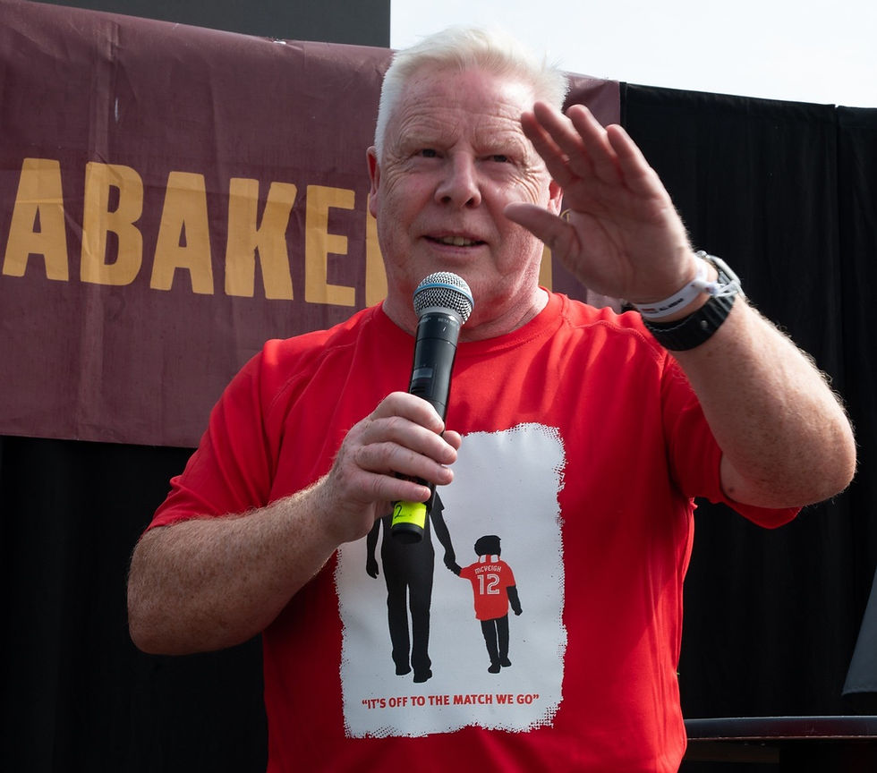 Sammy Lee med Owen McVeigh t-skjorte under Liverpoolfestivalen 2025 Foto: Steinar Mæhlum
