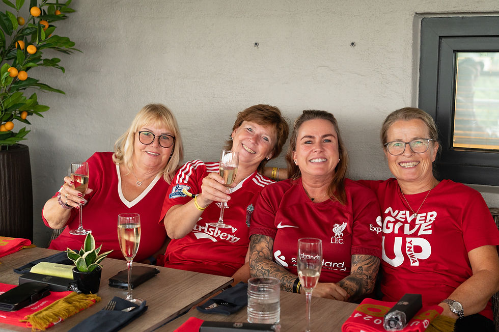 Her er noen av jentene som koste seg på Livergirls ONLY lunsjen under Liverpoolfestivalen 2025    Foto: Martine Hagebakken Dugstad
