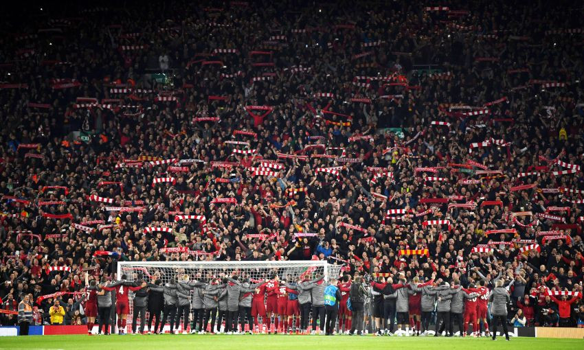 Spillere og støtteapparat foran the Kop etter CL semfinalen mot Barcelona Foto: Steve Hunter