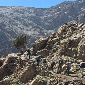 Wandergruppe auf Bergpfad im Hohen Atlas in Marokko