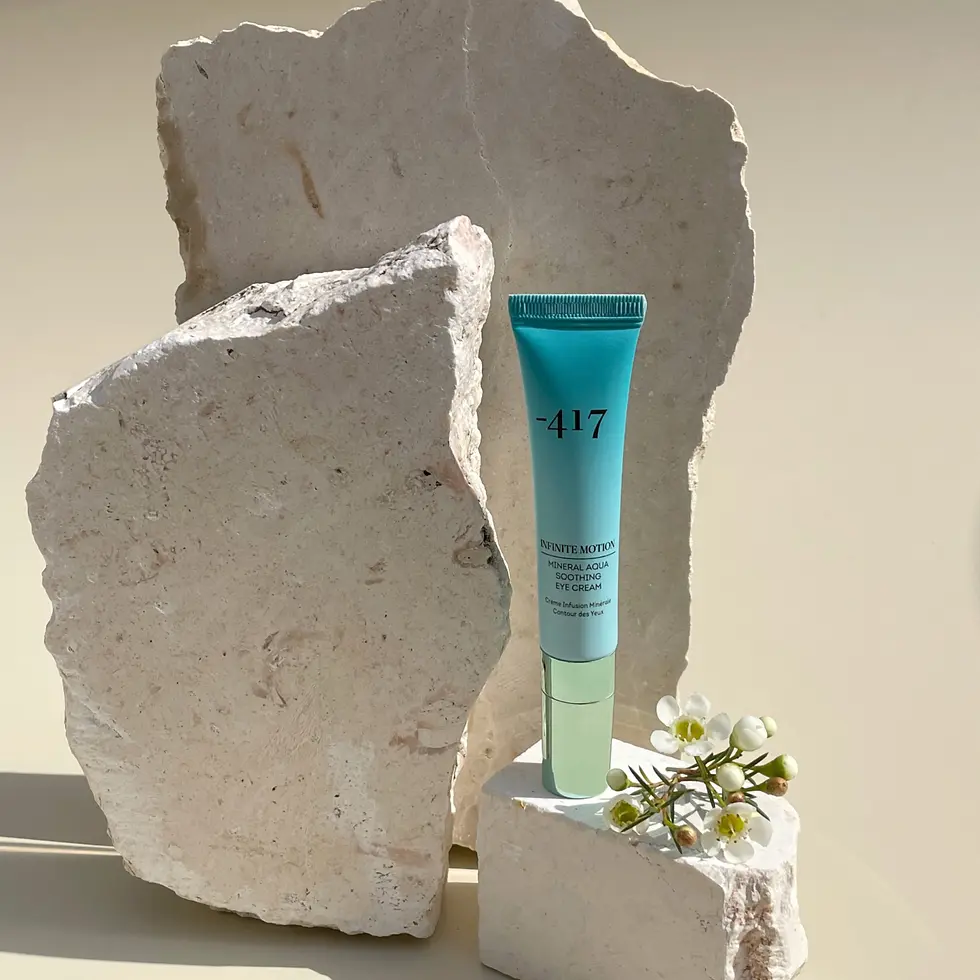 Minerální veganské oční zklidňující sérum pro redukci unavených očí