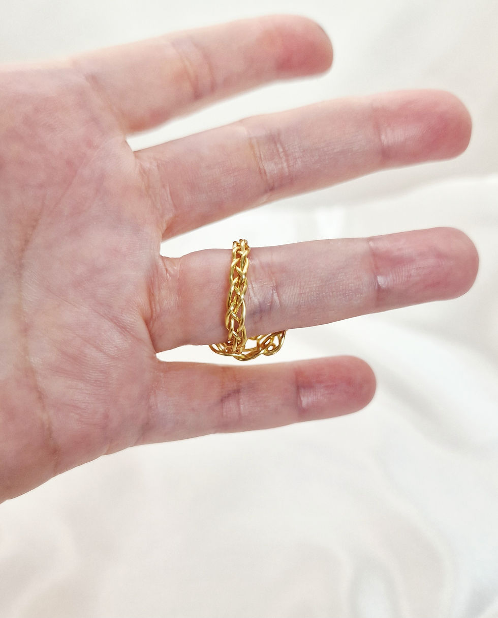 Miniature : Bague chaîne dorée sur un doigt