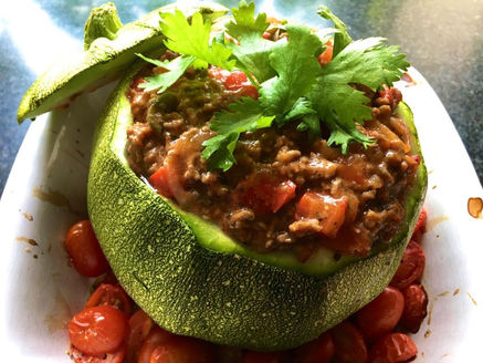 Mexicaans gevulde bolcourgette met fris-groene sla