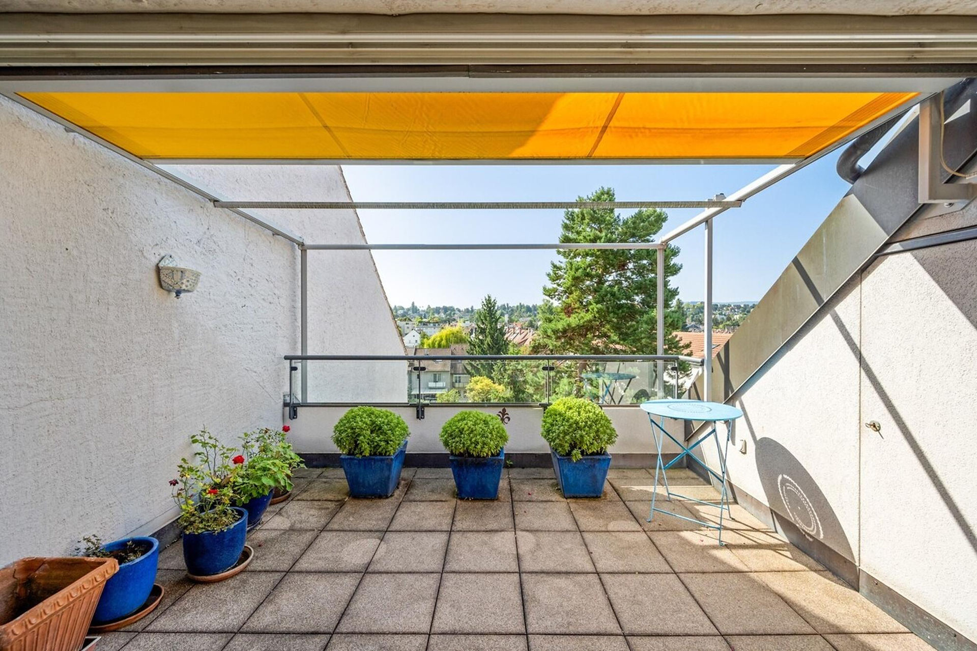 Dachterrasse mit Sonnensegel