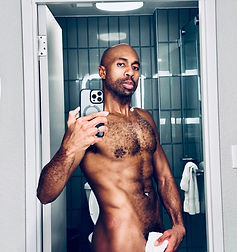 Brandon, un masseur afro-américain, est nu sur ce portrait.