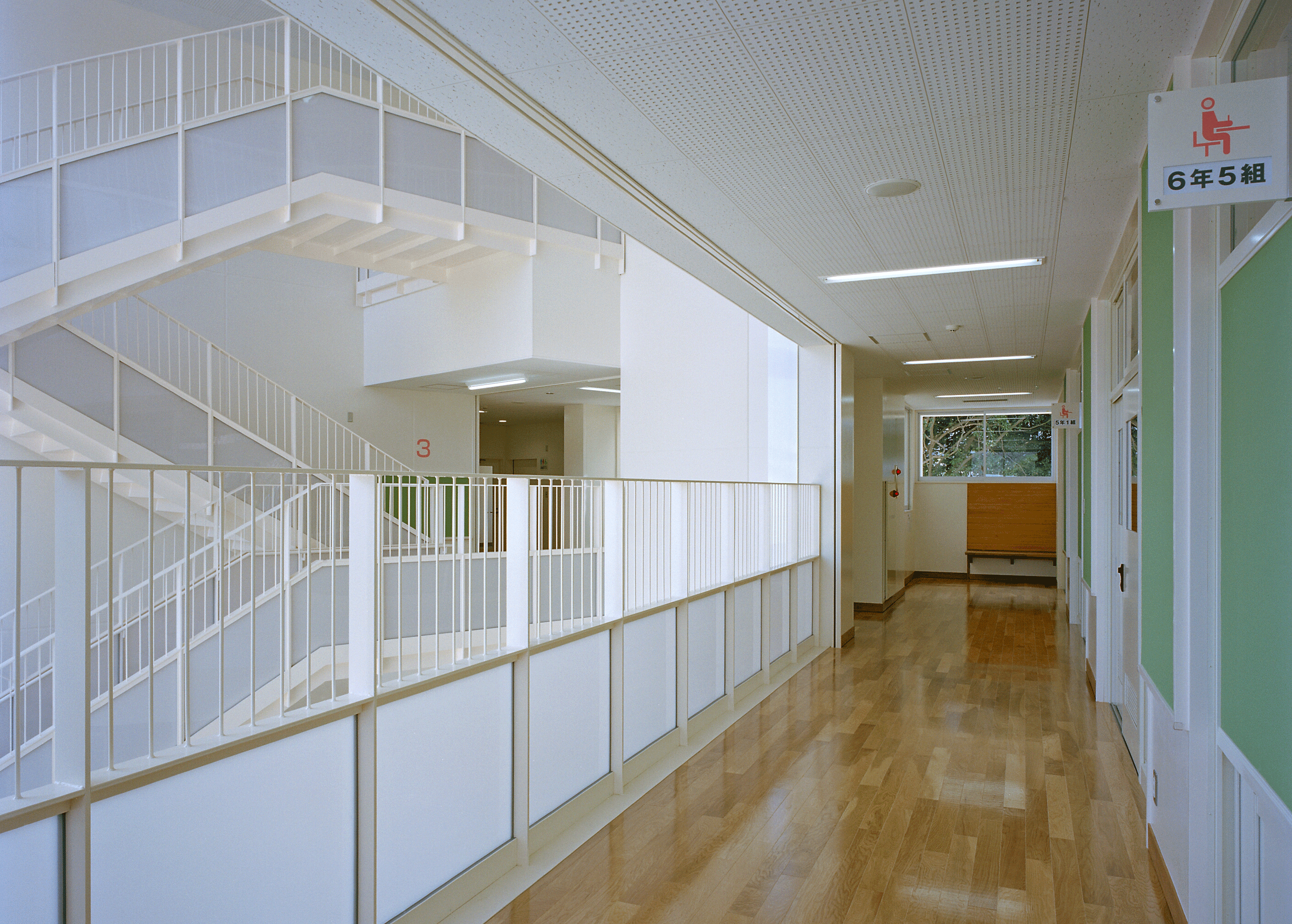 伴小学校　内観2
