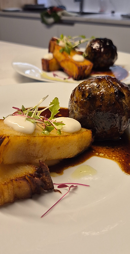 Bombón de carne con espuma de papa servido por chef a domicilio en Montevideo