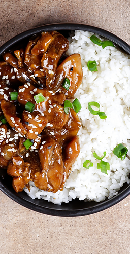 Pollo al teriyaki glaseado con arroz basmati servido por chef a domicilio en Uruguay