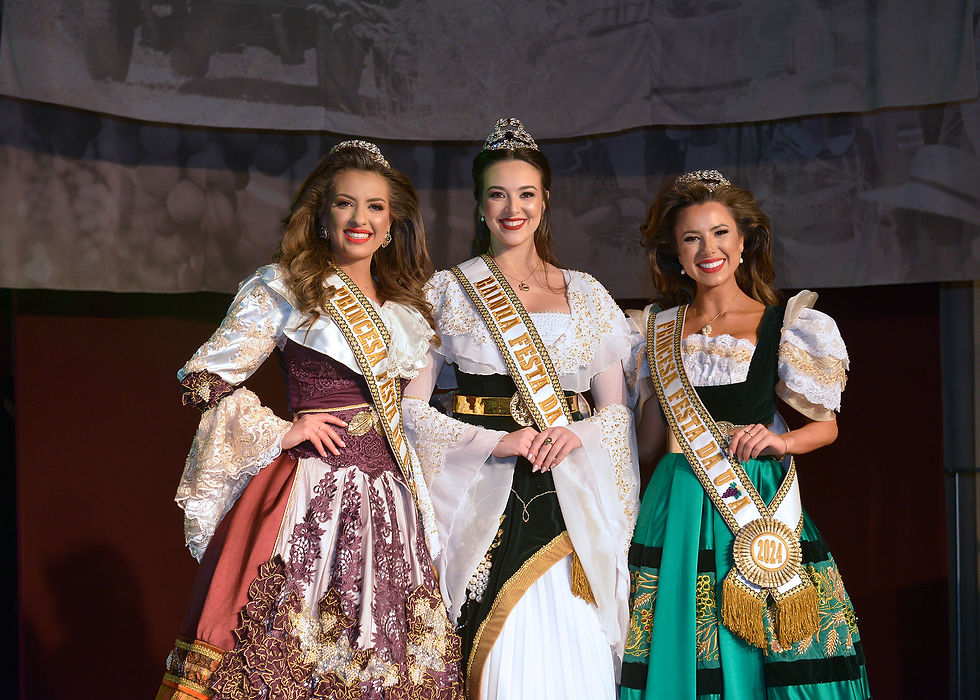 Em desfile pela cidade, trio da Festa da Uva 2024 apresenta trajes oficiais à comunidade