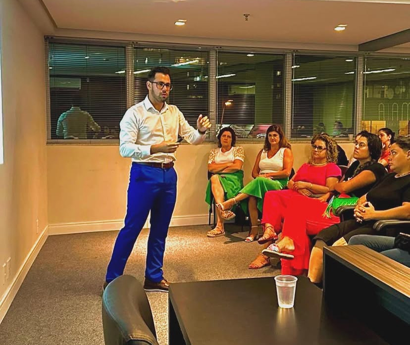 Psicólogo clínico participa de roda de conversa sobre a importância do afeto no desenvolvimento infantil em Caxias