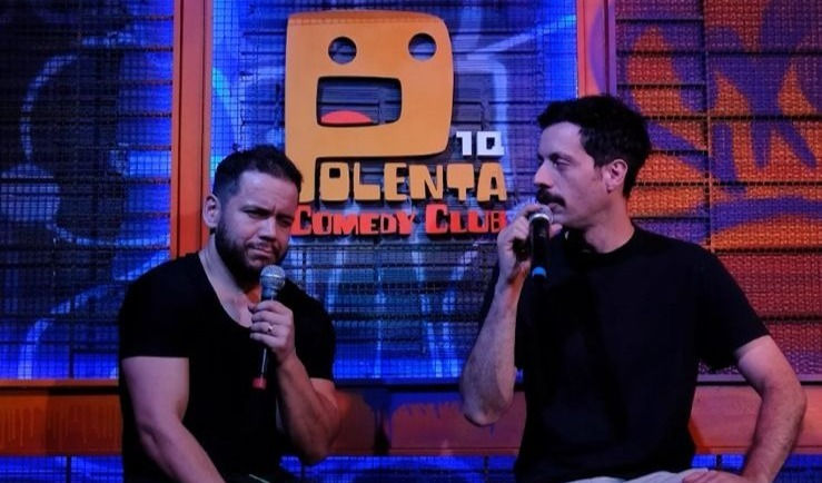 Humoristas caxienses comemoram o sucesso do Polenta Comedy Club, a primeira casa de comédia da cidade, com a presença de grandes nomes nacionais