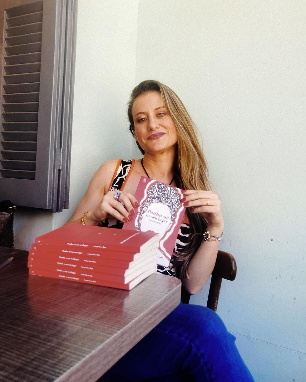 Ponha-se no seu lugar: protagonismo feminino marca primeiro livro de professora caxiense