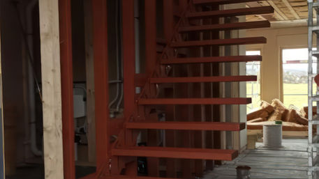 Moderne Stahltreppe im Holzhaus