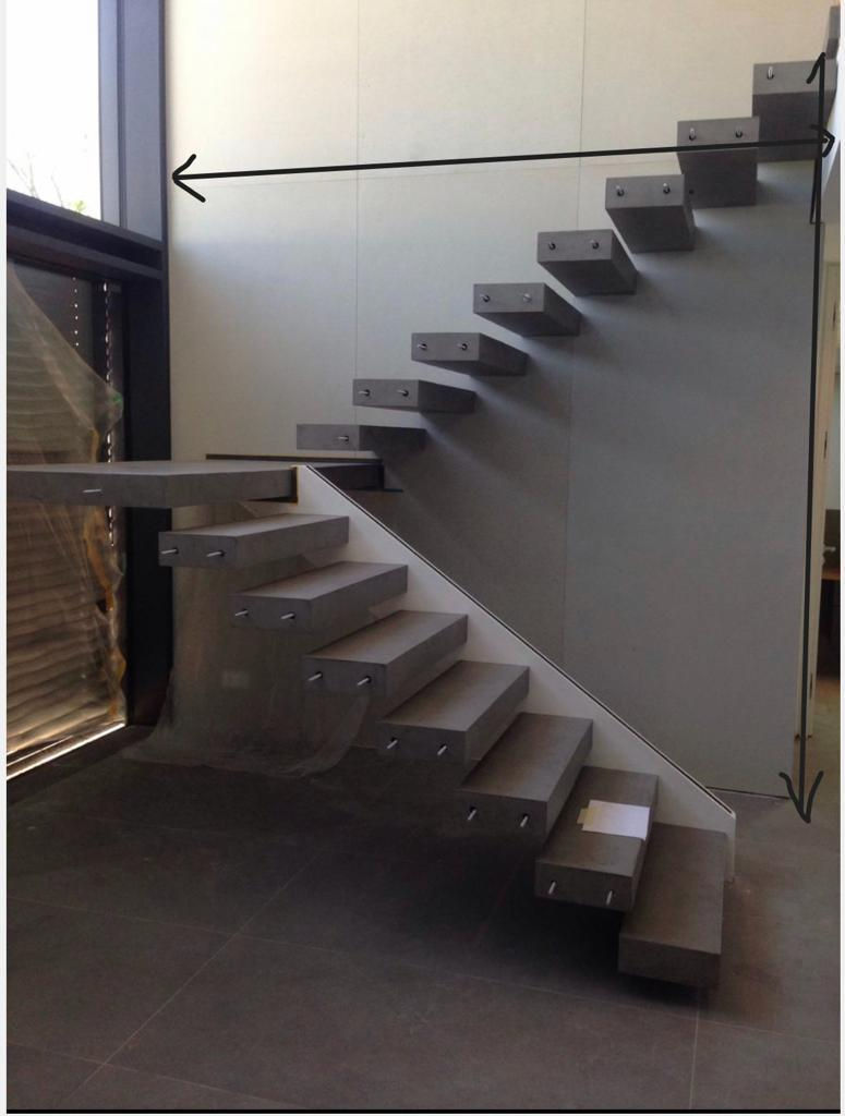 Kragarmtreppe mit Holzstufen und Glasgelaender