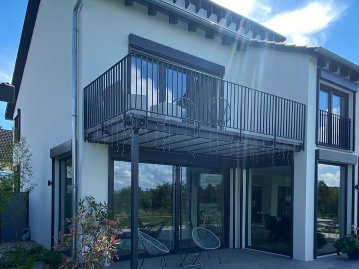 Moderner Balkon Anbau an Haus