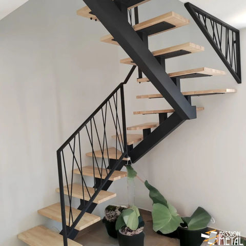 Escalier limon central métal et bois