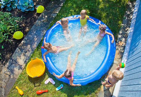 enfants à la piscine