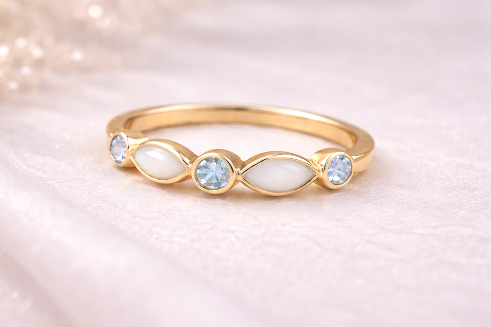 Miniaturbild: Halbkreis-Ring aus massivem 14-karätigem Gold mit Geburtssteinen