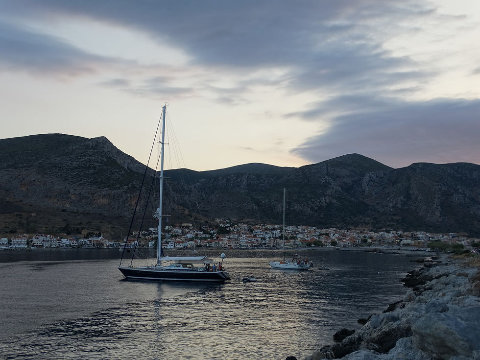 GRECE | PELOPONNESE | Coucher de soleil sur le petit port de Monemvasia. | Tous droits réservés Carine Goffin Lion pour The traveling Lions