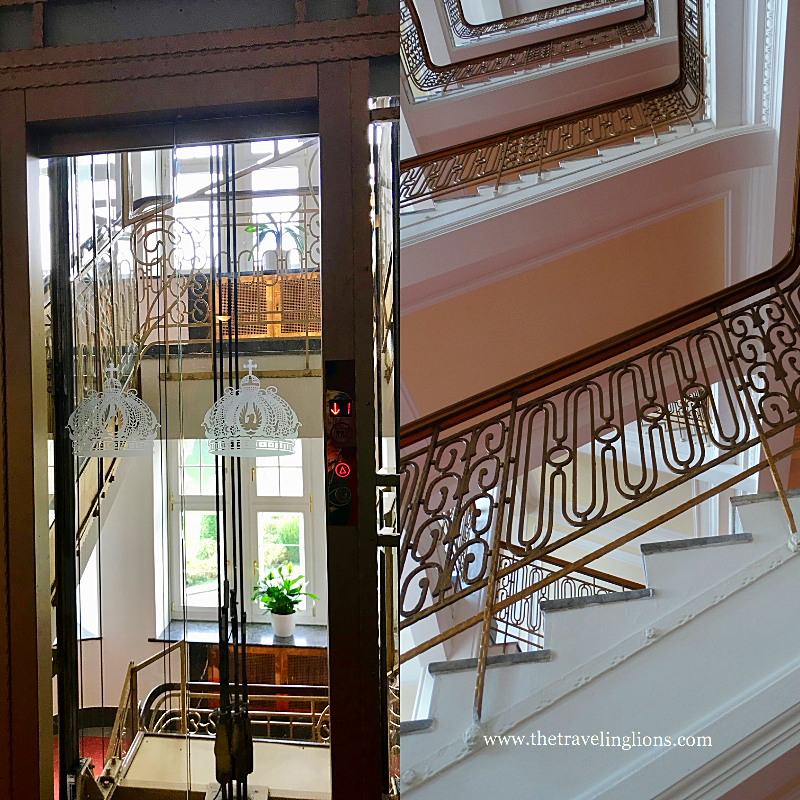 ascenseur et escalier de l'hôtel impérial , a Karlovy var