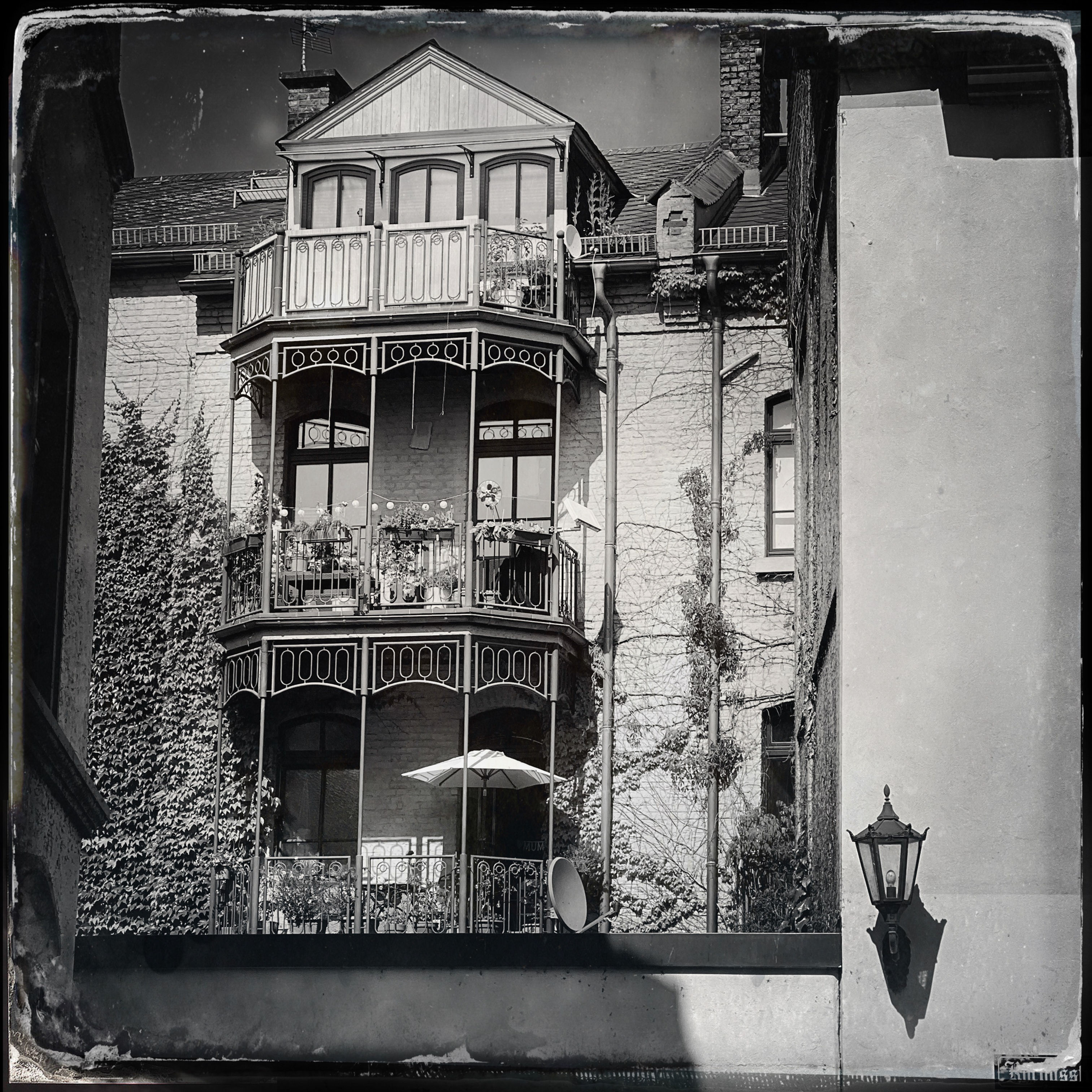 Foto-Block | Mainz, Hinterhof mit Laterne S/W