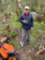 Ходить в тапочках по мокрой траве не очень комфортно. Лайфхак: одеть на ноги полиэтиленовые мешки!