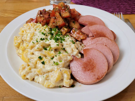 Stuvade makaroner och tomatsallad