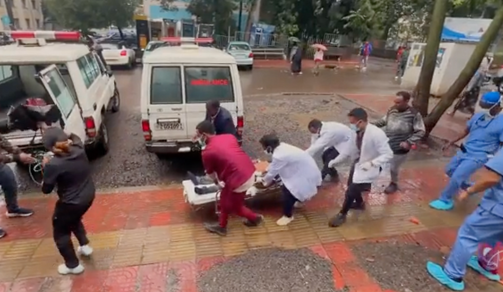 CODE BLUE MEDICAL STAFF TRYING TO GRING FOR HELP.
