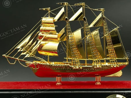 Mô hình thuyền buồm mạ vàng phù hợp tặng ai?