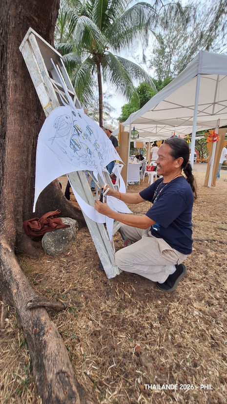 Le Cerf-Volant à Saphanhin : Quand le Vent Rencontre la Mer à Phuket
