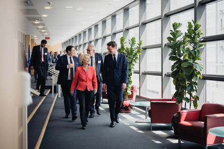 EU-Kommisionspräsidentin Ursulua von der Leyen und NRW-Ministerpräsident laufen in eine Gespräch vertieft einen Flur in entlang