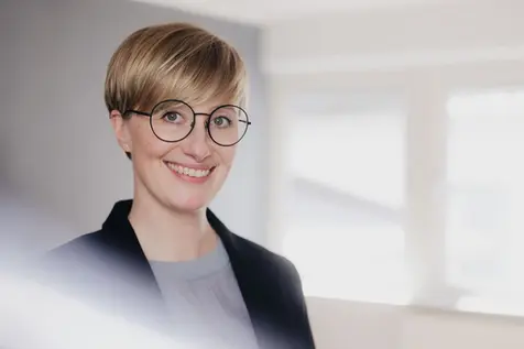 Eine Frau blickt in die Kamera