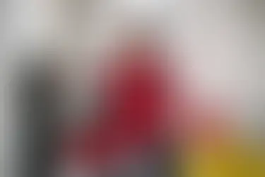 Handwerker der Firma ISOLIERFIX bei der Vorbereitung einer Wandabdichtung auf einer Baustelle, fotografiert im Rahmen einer inszenierten Handwerksreportage für die Unternehmenswebsite