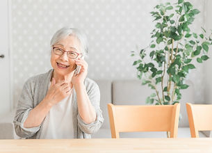 笑顔で電話で話している老婦人