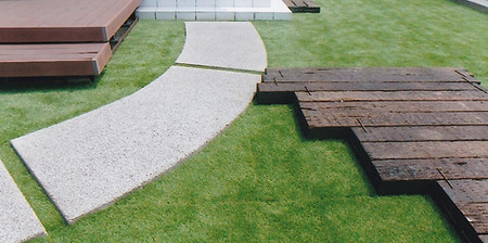 ウッドデッキと人工芝の庭