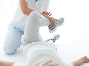 足のリハビリしている人