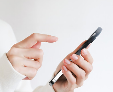 スマホを操作する女性の手