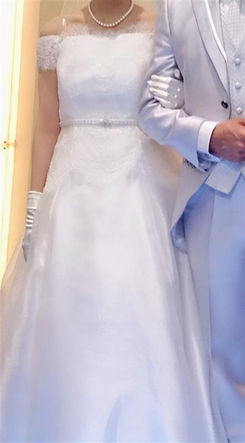 腕を組んでいる花嫁