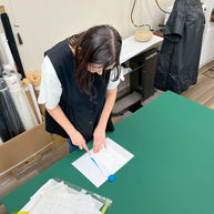 机に置かれた書類を確認している女性