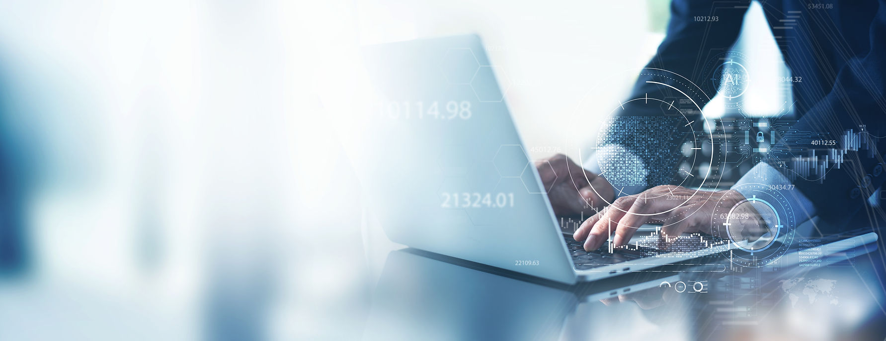 パソコン作業をしている男性の手