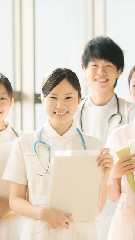 4人の笑顔の看護師