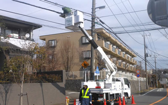電線を工事中の男性